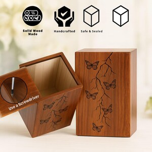 Puede incluir: Dos cajas de madera con dise&ntilde;o de mariposas. Una caja est&aacute; abierta, revelando el interior. Las cajas son marrones con un patr&oacute;n de vetas de madera. La imagen tambi&eacute;n incluye iconos que dicen "Madera maciza", "Hecho a mano" y "Seguro y sellado".
