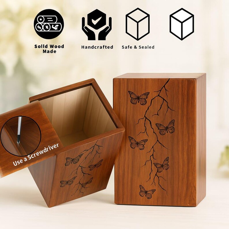 Puede incluir: Dos cajas de madera con dise&ntilde;o de mariposas. Una caja est&aacute; abierta, revelando el interior. Las cajas son marrones con un patr&oacute;n de vetas de madera. La imagen tambi&eacute;n incluye iconos que dicen "Madera maciza", "Hecho a mano" y "Seguro y sellado".