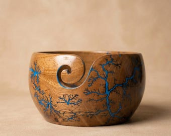 Cuenco de madera hecho a mano para lana con resina azul – Soporte para tejer a crochet con ranura en espiral