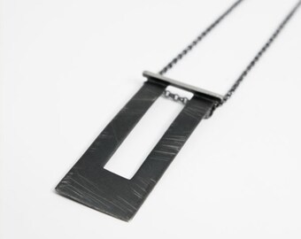 Colgante de plata oxidada EISEN, colgante para mujer de diseño minimalista de plata de primera ley.