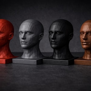 Könnte beinhalten: Vier geometrische Skulpturen von menschlichen Köpfen in einer Reihe. Die Köpfe sind in Rot-, Grau-, Schwarz- und Brauntönen gehalten. Jeder Kopf ist auf einem rechteckigen Sockel montiert. Der Hintergrund ist dunkel.