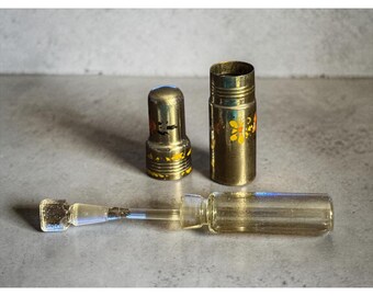 Frasco de perfume de viaje de latón pintado a mano con diseño floral, tapón de vidrio.