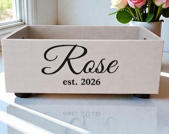 Caja de recuerdos familiar personalizada con patas • Caja de recuerdos de madera personalizada • Decoración con nombre familiar • Regalo de inauguración de la casa, boda o bebé