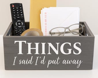 Caja organizadora personalizada: bandeja organizadora de madera pintada a mano, caja con nombre personalizado, regalo para la entrada o el escritorio para él o ella.