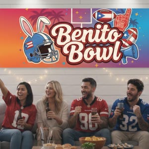 Könnte beinhalten: Ein Banner mit der Aufschrift "Benito Bowl" in einer verspielten Schriftart, mit einem Footballhelm mit Hasenohren, Fußbällen und einem Schaumstoff-Finger. Eine Gruppe von Leuten sitzt auf einem Sofa, jubelt und trinkt Getränke.
