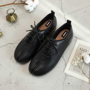 SOMAE – Handmade Split Toe Lace Up Shoes for Women, Tabi Style Leather Flats, Minimalist Japanese Tabi Oxfords