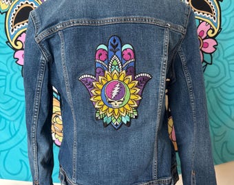 Jaqueta jeans reciclada com grande patch Stealie Hamsa (tamanhos PP/P)