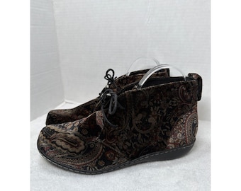 VTG Soft Style Ankle Boots Women 9 Brown Paisley Velvet Lace Up Chukka Jinger