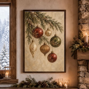 Op de afbeelding: Een ingelijste kunstdruk met een textuurrijk schilderij van diverse kerstballen die aan een dennentak hangen. De ornamenten hebben ronde en druppelvormen in tinten rood, goud en groen, voorzien van verfijnde gouden patronen.