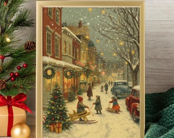 Puede incluir: Una impresión navideña enmarcada representa una escena de calle nevada con niños esquiando y gente caminando. Los edificios con coronas y árboles de Navidad bordean la calle. Un coche rojo y un coche azul están aparcados. El marco es dorado.