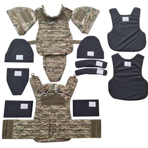 Peut inclure: Ensemble de gilet tactique démonté avec motif camouflage, comprenant divers éléments de protection. Comprend des épaulettes, des plaques de poitrine et de dos, et d'autres éléments de protection. Conçu pour un usage militaire ou tactique.