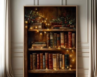 Puede incluir: Impresión enmarcada de una estantería llena de libros antiguos. Las estanterías están iluminadas con luces de cadena y decoradas con vegetación y bayas. Los libros son de varios colores y tamaños, creando una escena cálida y acogedora.
