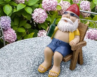Solande tomteträdgårdsstaty – Miniatyr dvärgfigur på loungestol för utomhusdekoration i älvträdgården