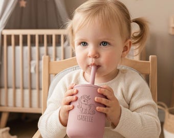 パーソナライズされた7オンスシリコンベビーカップ、漏れ防止ストロータンブラー、カスタム幼児ギフト - 1歳の誕生日、クリスマス、ベビーシャワーに最適