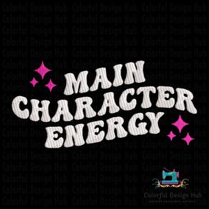 Puede incluir: Fondo negro con las palabras "MAIN CHARACTER ENERGY" en letras blancas y texturizadas. Gráficos de estrellas rosas están encima y debajo del texto. La imagen es un diseño para bordado a máquina.