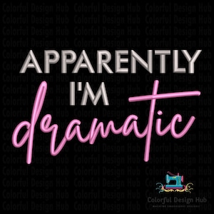 Könnte beinhalten: Schwarzer Hintergrund mit dem Text "APPARENTLY I'M dramatic" in Silber und Rosa. Das Wort "APPARENTLY" ist in einer kantigen Schrift, "I'M" in einer einfachen Schrift und "dramatic" in einer kursiven Schrift. Eine Nähmaschinen-Grafik befindet sich in der unteren rechten Ecke.