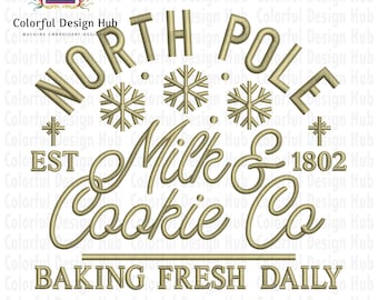 Op de afbeelding: Gouden borduurontwerp met de tekst "NORTH POLE MILK & COOKIE CO", sneeuwvlokken en "BAKING FRESH DAILY". Het ontwerp bevat het jaartal "1802" en decoratieve kruisen. Een feestelijk thema.