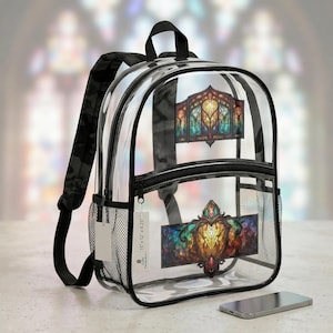 Może przedstawiać: Przezroczysty plecak z czarnymi wykończeniami i paskami. Posiada kolorowy witraż z przodu i z tyłu. Wymiary: 38 x 30 x 11 cm. Na powierzchni leży smartfon.