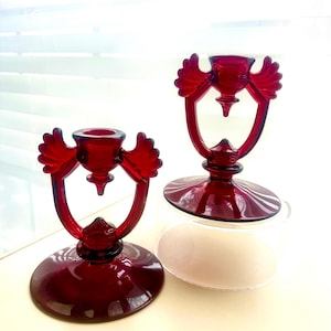 SELTEN schön! "Vintage New Martinsville (um 1930) ""Moondrops"" Kerzenhalter aus rubinrotem Glas mit Flügeln - 2er-Set."