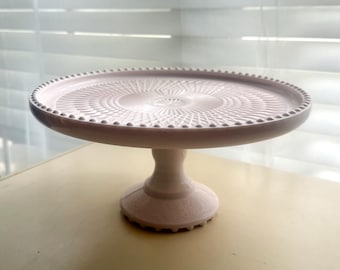 Precioso soporte para pasteles vintage Jeanette de vidrio rosa opalino (circa 1950) con diseño de arpa y ribete de cuentas, 10,5 pulgadas de diámetro.