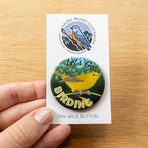 Botón con pin de 1,75" "Vamos a observar aves" en tarjeta de soporte de papel reciclado