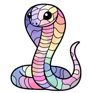 Puede incluir: Ilustración colorida de una serpiente cobra estilizada. La serpiente está representada en un estilo mosaico, con segmentos morados, rosas, amarillos y verdes. La serpiente tiene ojos grandes y negros y una cola curvada, sobre un fondo blanco.