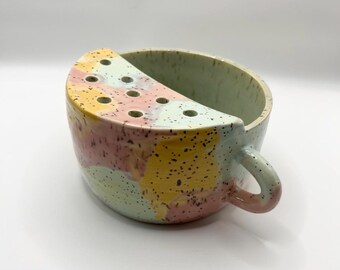Kolorowa ceramiczna miska na jagody