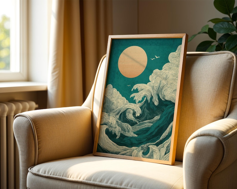 K&ouml;nnte beinhalten: Ein gerahmter Kunstdruck, der eine stilisierte Ozeanwellenszene mit einer gro&szlig;en Sonne und V&ouml;geln zeigt. Das Kunstwerk weist teal- und cremefarbene Farben mit einem Holzrahmen auf. Der Druck wird auf einem beigen Sessel pr&auml;sentiert.