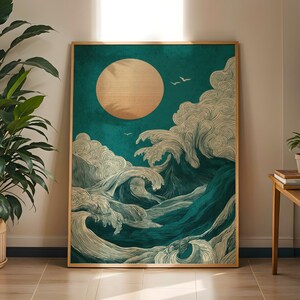 K&ouml;nnte beinhalten: Ein gerahmter Kunstdruck, der eine stilisierte Ozeanszene darstellt. Das Kunstwerk zeigt eine gro&szlig;e, strukturierte Sonne in einem t&uuml;rkisfarbenen Himmel mit stilisierten Wellen in T&uuml;rkis- und Wei&szlig;t&ouml;nen. Zwei V&ouml;gel fliegen. Der Rahmen ist hellholzfarben.