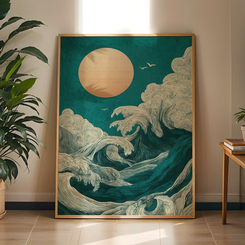 K&ouml;nnte beinhalten: Ein gerahmter Kunstdruck, der eine stilisierte Ozeanszene darstellt. Das Kunstwerk zeigt eine gro&szlig;e, strukturierte Sonne in einem t&uuml;rkisfarbenen Himmel mit stilisierten Wellen in T&uuml;rkis- und Wei&szlig;t&ouml;nen. Zwei V&ouml;gel fliegen. Der Rahmen ist hellholzfarben.