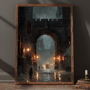 Peut inclure: Une impression encadrée d'un paysage urbain sombre et atmosphérique. L'œuvre représente une rue pavée sous une grande arche, éclairée par des lampes à gaz. Des personnages marchent sous la pluie, avec un château en arrière-plan. Le cadre est de couleur marron chaud.