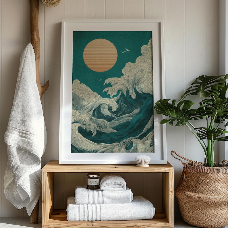 K&ouml;nnte beinhalten: Gerahmter Kunstdruck mit stilisierten Meereswellen in T&uuml;rkis und Wei&szlig;, mit einer gro&szlig;en, strukturierten Sonne. Zwei V&ouml;gel fliegen &uuml;ber den Wellen. Der Druck steht auf einem Holzregal mit gefalteten wei&szlig;en Handt&uuml;chern und einer Kerze.