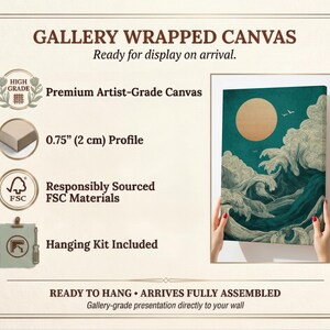 K&ouml;nnte beinhalten: Galerie-Leinwanddruck mit einem Design aus t&uuml;rkisfarbenen und wei&szlig;en Wellen, einer Holzsonne und V&ouml;geln. Die Leinwand hat ein 2 cm Profil und enth&auml;lt ein Aufh&auml;ngeset. Der Text lautet "Ready to hang - Arrives fully assembled."