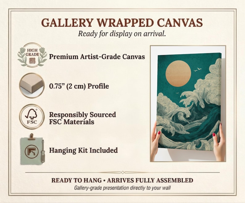 K&ouml;nnte beinhalten: Galerie-Leinwanddruck mit einem Design aus t&uuml;rkisfarbenen und wei&szlig;en Wellen, einer Holzsonne und V&ouml;geln. Die Leinwand hat ein 2 cm Profil und enth&auml;lt ein Aufh&auml;ngeset. Der Text lautet "Ready to hang - Arrives fully assembled."