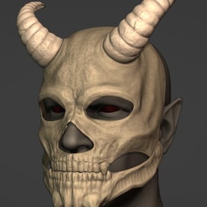 Op de afbeelding: Een gedetailleerd, gebroken wit schedelmasker met grote, gebogen hoorns. Het masker heeft een realistisch skeletontwerp, inclusief oogkassen met rode ogen, een neus en een kaaklijn met tanden. De achtergrond is donkergrijs.