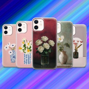 Könnte beinhalten: Eine Sammlung von fünf Handyhüllen, jede mit einem anderen Blumendesign. Die Hüllen zeigen verschiedene künstlerische Stile, darunter weiße Rosen in einer Glasvase, Narzissen und andere Blumenarrangements in Vasen. Die Hüllen sind transparent mit farbigem Hintergrund.