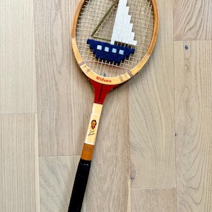 Ivory/Navy Sailboat Embroidered Vintage Tennis Racket – Coastal Wall Art zdjęcie 2