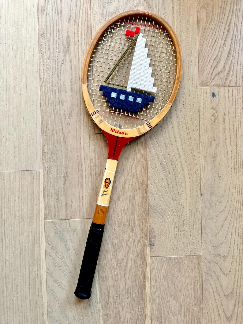 Ivory/Navy Sailboat Embroidered Vintage Tennis Racket – Coastal Wall Art zdjęcie 2