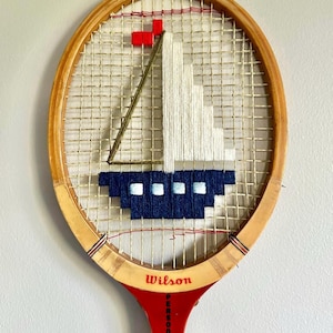 Ivory/Navy Sailboat Embroidered Vintage Tennis Racket – Coastal Wall Art zdjęcie 1