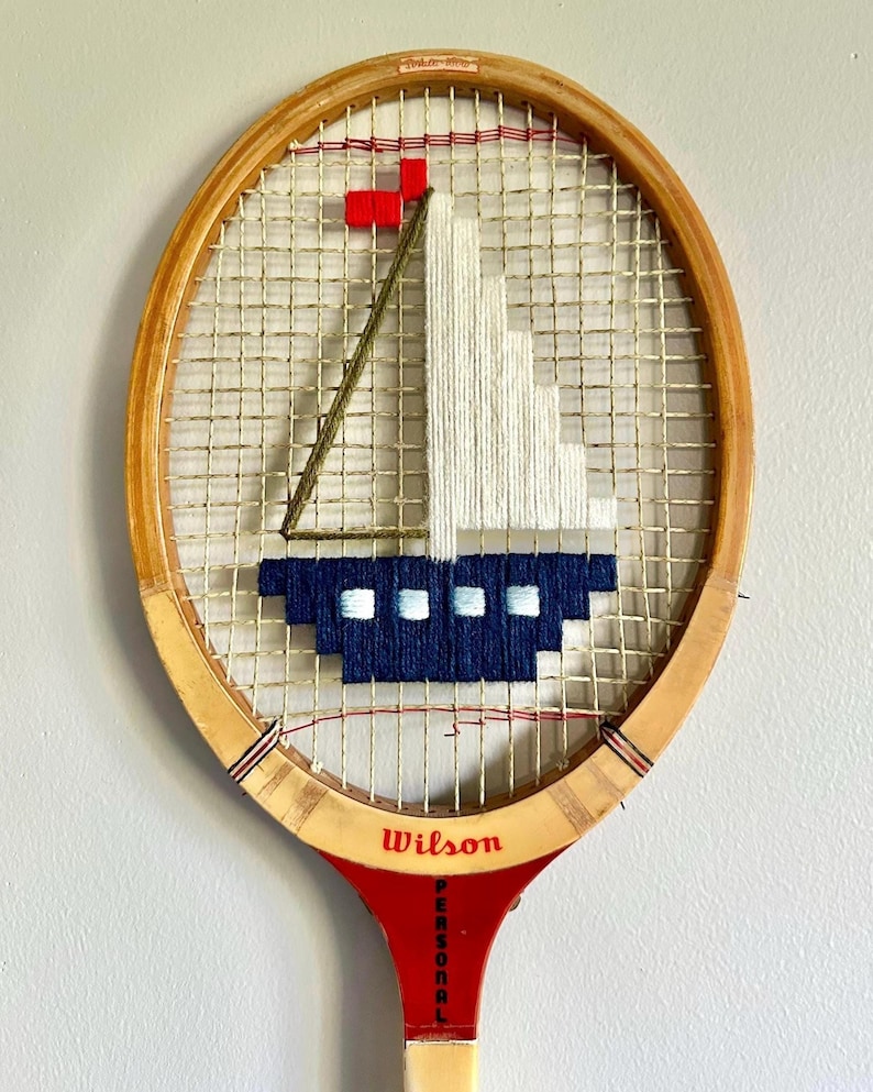 Ivory/Navy Sailboat Embroidered Vintage Tennis Racket – Coastal Wall Art zdjęcie 1