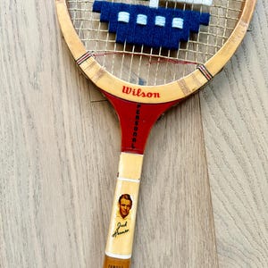 Ivory/Navy Sailboat Embroidered Vintage Tennis Racket – Coastal Wall Art zdjęcie 5