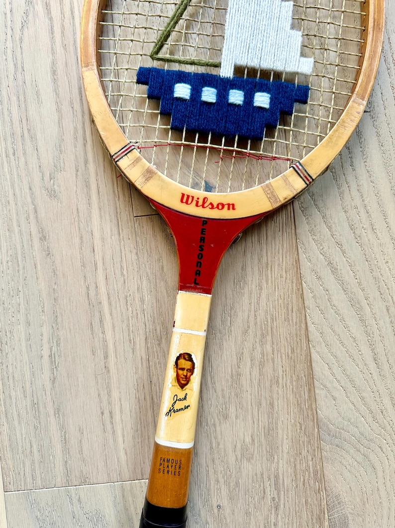 Ivory/Navy Sailboat Embroidered Vintage Tennis Racket – Coastal Wall Art zdjęcie 5