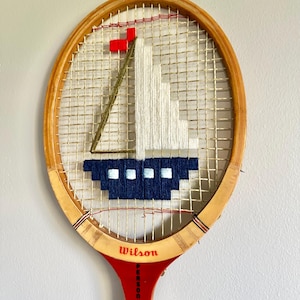 Ivory/Navy Sailboat Embroidered Vintage Tennis Racket – Coastal Wall Art zdjęcie 3