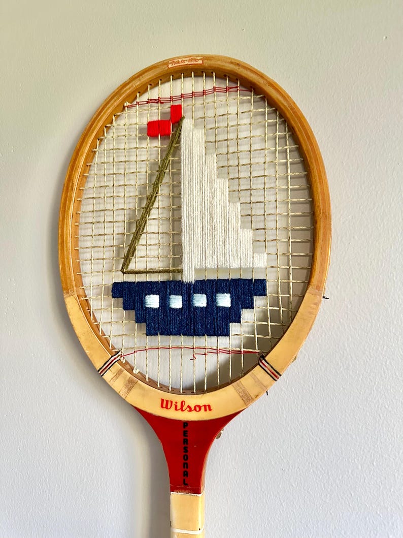 Ivory/Navy Sailboat Embroidered Vintage Tennis Racket – Coastal Wall Art zdjęcie 3