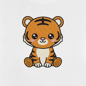 Puede incluir: Diseño bordado de un lindo tigre de dibujos animados sentado. El tigre tiene pelaje naranja con rayas negras, una barriga blanca y mejillas rosadas. El tigre está sobre un fondo blanco.