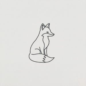 Puede incluir: Dibujo lineal minimalista de un zorro sentado, realizado con costuras negras sobre fondo blanco. El zorro tiene orejas puntiagudas, un hocico largo y una cola tupida. La imagen es sencilla y elegante, ideal para decoración.