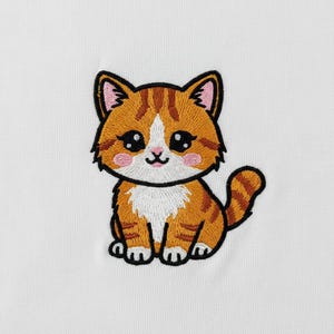 Pode incluir: Patch bordado de um gato de desenho animado com pelo laranja e branco, contornos pretos e detalhes em rosa. O gato tem olhos grandes e expressivos e está sentado em posição vertical. O fundo é branco liso.
