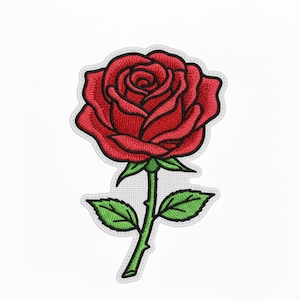 Puede incluir: Parche bordado con una rosa roja vibrante con hojas y tallo verdes. La rosa está detallada con un contorno negro, y el parche tiene un borde blanco. Este parche floral es adecuado para chaquetas, bolsos u otros artículos de tela.