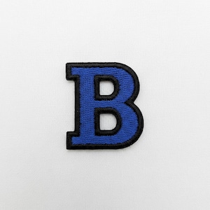 Op de afbeelding: Een blauwe geborduurde letter "B" patch met een zwarte rand. De patch staat op een witte achtergrond. De letter is een vetgedrukte, blokstijl.