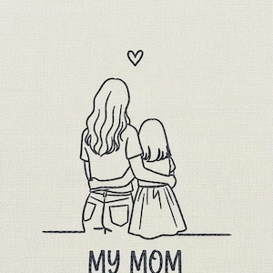 Può includere: Un disegno a tratto nero su sfondo crema raffigura una madre e un bambino che si abbracciano, con un cuore sopra di loro. Le parole "MY MOM" sono scritte sotto le figure. L'immagine evoca temi di famiglia e amore.
